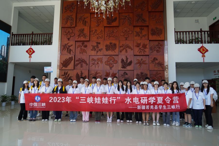 新疆若羌三峽娃娃在珍稀植物培育基地合影留念。汪朝暉拍攝 新疆若羌三峽娃娃在珍稀植物培育基地合影留念。汪朝暉拍攝